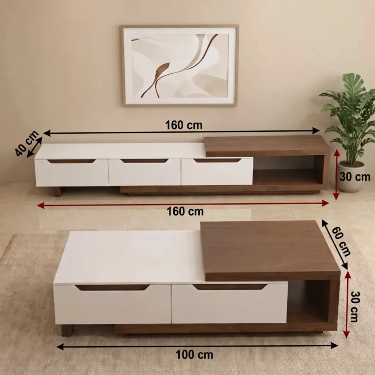 ​طقم ديو العصري من ادم فرنتشر، يضم طاولة قهوة منخفضة ووحدة تلفزيون بتصميم إيطالي حديث يجمع بين الخشب البني والأسطح البيضاء المطفأة مع أدراج مدمجة وسعة تخزين ذكية، موضوع على أرضية بيج لامعة وسجادة ناعمة في غرفة معيشة دافئة وبسيطة.