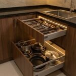 مطبخ مودرن حديث من ادم فرنتشر بتصميم فخم باللون البيج اللامع واللون الخشبي مع وحدات تخزين ذكيه و درف زجاج واضاءه ليد مدمجه