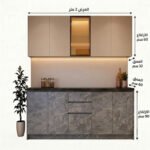مطبخ مودرن بتصميم بسيط بدون مقابض، يتميز بخزائن علوية بيج مطفية مع إضاءة ليد دافئة، ووحدات سفلية بتأثير رخامي رمادي تبرز التقسيمات الداخلية الذكية للرفوف والأدراج
