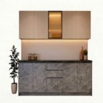 مطبخ مودرن بتصميم بسيط بدون مقابض، يتميز بخزائن علوية بيج مطفية مع إضاءة ليد دافئة، ووحدات سفلية بتأثير رخامي رمادي تبرز التقسيمات الداخلية الذكية للرفوف والأدراج