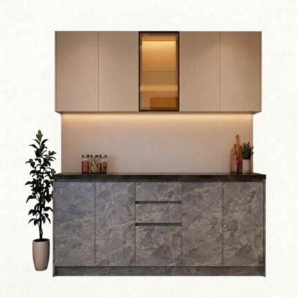 مطبخ مودرن بتصميم بسيط بدون مقابض، يتميز بخزائن علوية بيج مطفية مع إضاءة ليد دافئة، ووحدات سفلية بتأثير رخامي رمادي تبرز التقسيمات الداخلية الذكية للرفوف والأدراج