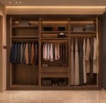دولاب دريسنج روم خشب بني غامق وأبواب زجاجية مضيئة من تصميم ادم فرنتشر (ADM Furniture)، حلول تخزين داخلية وإضاءة LED مدمجة