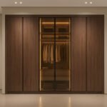دولاب دريسنج روم خشب بني غامق وأبواب زجاجية مضيئة من تصميم ادم فرنتشر (ADM Furniture)، حلول تخزين داخلية وإضاءة LED مدمجة