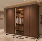 دولاب دريسنج روم خشب بني غامق وأبواب زجاجية مضيئة من تصميم ادم فرنتشر (ADM Furniture)، حلول تخزين داخلية وإضاءة LED مدمجة