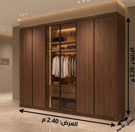 دولاب دريسنج روم خشب بني غامق وأبواب زجاجية مضيئة من تصميم ادم فرنتشر (ADM Furniture)، حلول تخزين داخلية وإضاءة LED مدمجة