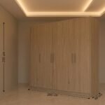 غرفة نوم ماستر مودرن موديل ساندي باللون البيج الخشبي الفاتح، تصميم متكامل يشمل سرير، 2 كومود، دولاب 6 ضلفة، وتسريحة مع مرآة مضاءة بليد.